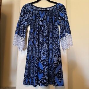 Elegant Blue Patterned Dress with Lace Sleeves